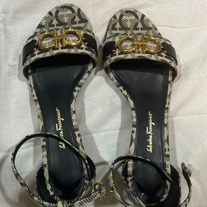 ❌❌SOLD Salvatore ferragamo jacquard sandal 8c. With box ❌❌SOLD